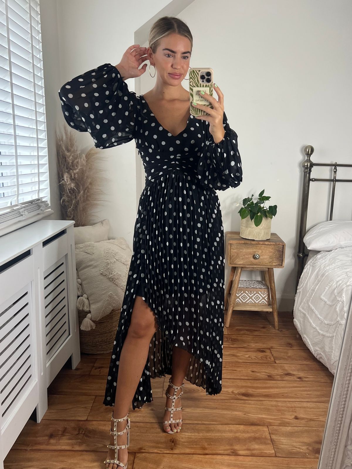 Toni Long Sleeved Pleated Maxi Dress / Mono Spot