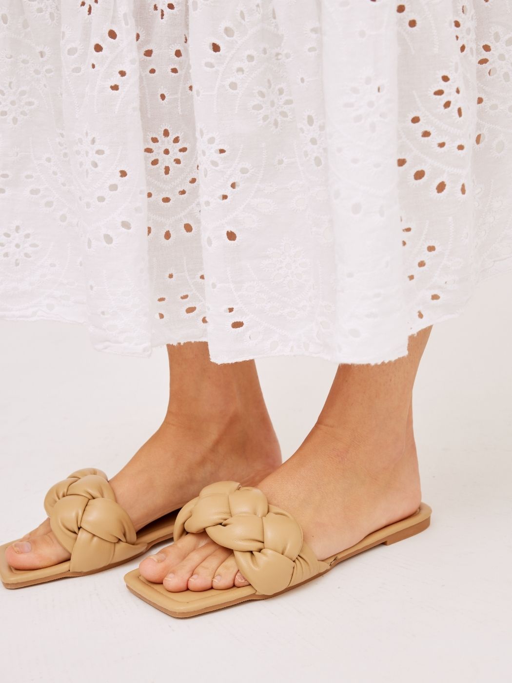 Roma Woven Flat Sandals / Tan