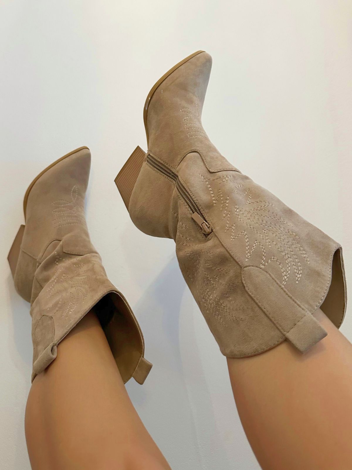 Agnes Cowboy Style Boots / Tan