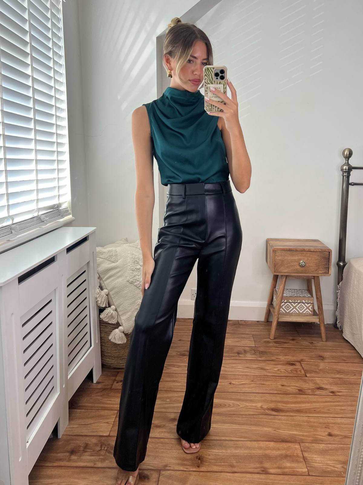 Black flared trousers shop outfit