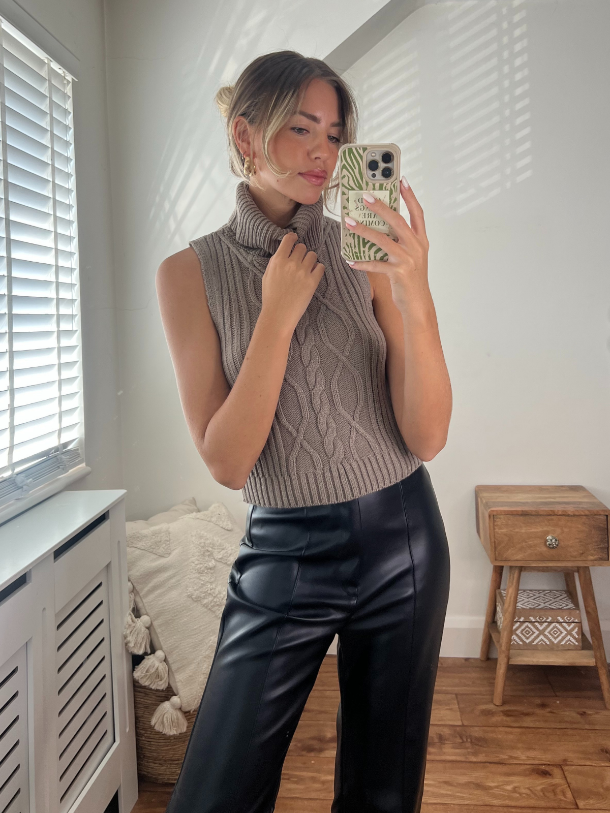 Knitted sleeveless 2025 turtleneck top