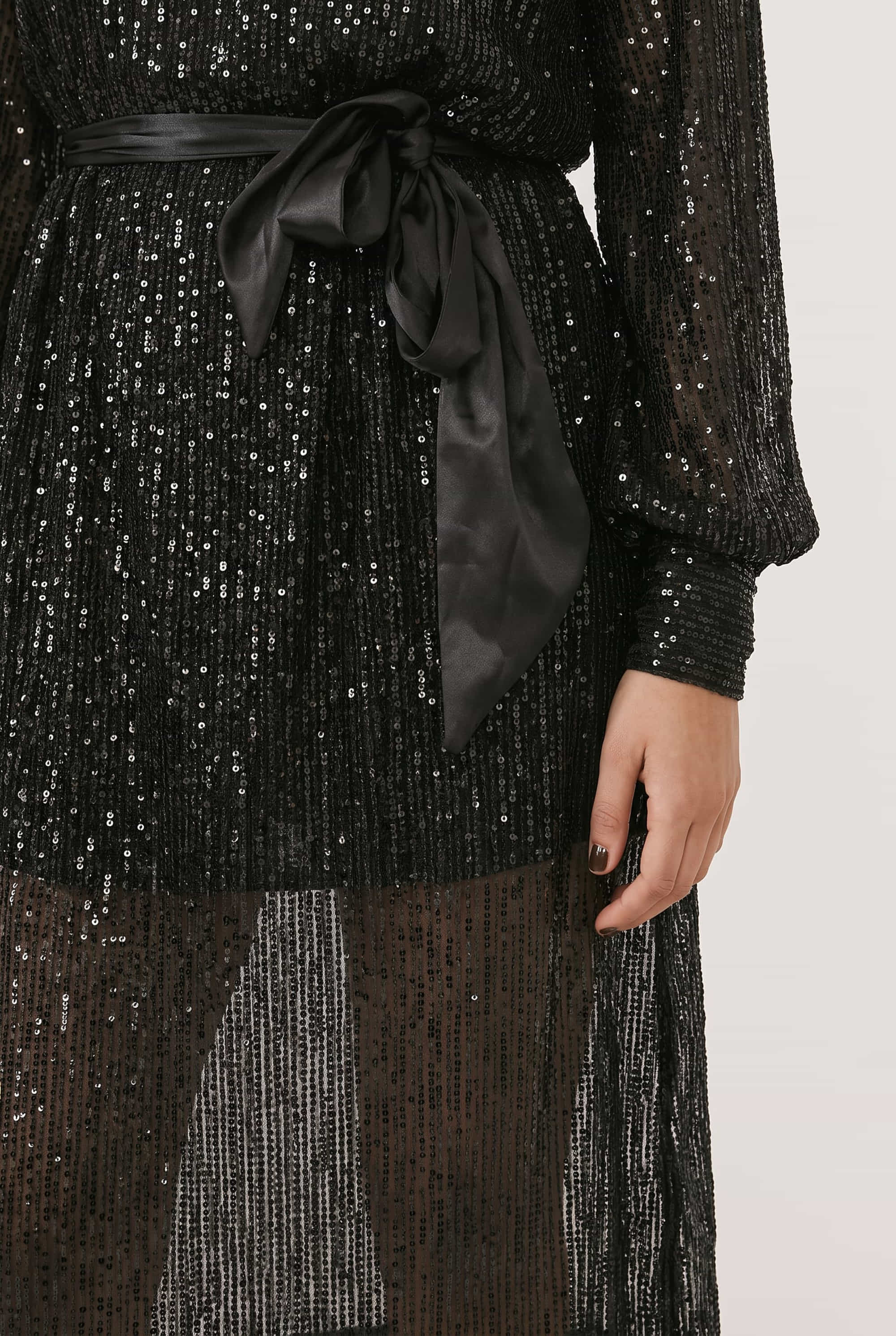 Roxi Sequin Midi Dress / Black
