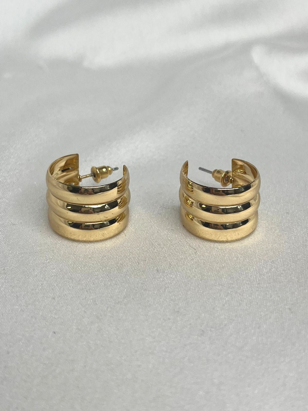 Medium Huggie Earrings / Gold