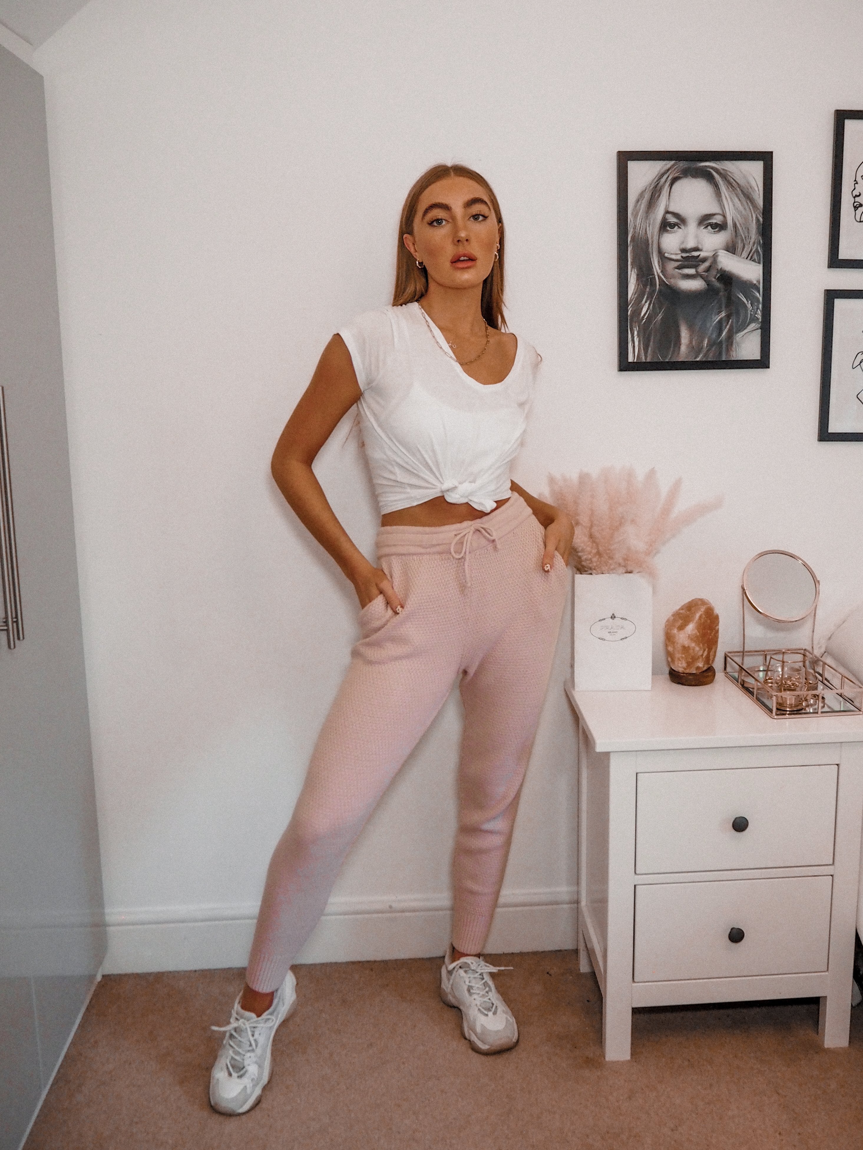 Pink sales joggers outfit