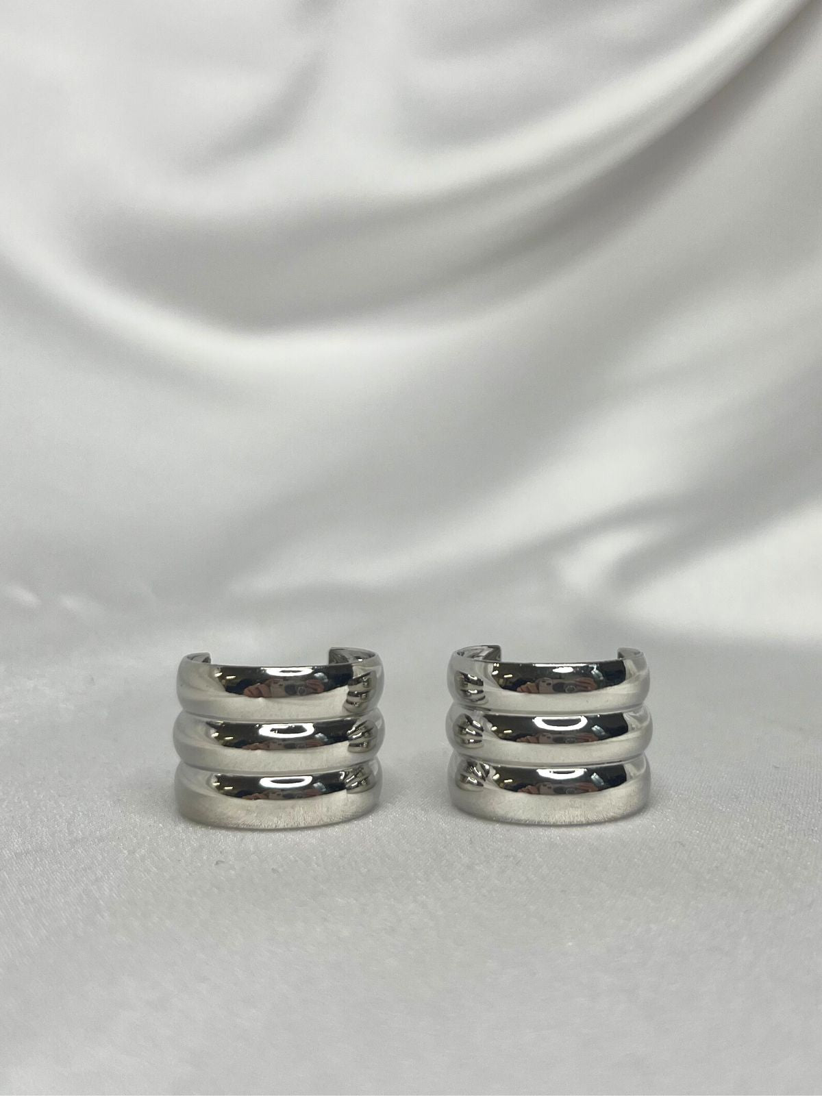 Medium Huggie Earrings / Silver