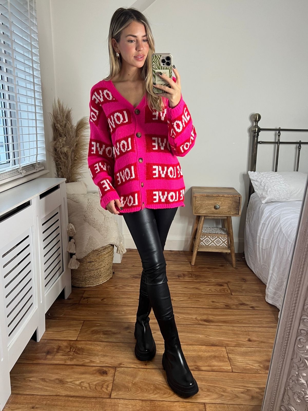 LOVE Motif Knitted Cardigan / Pink