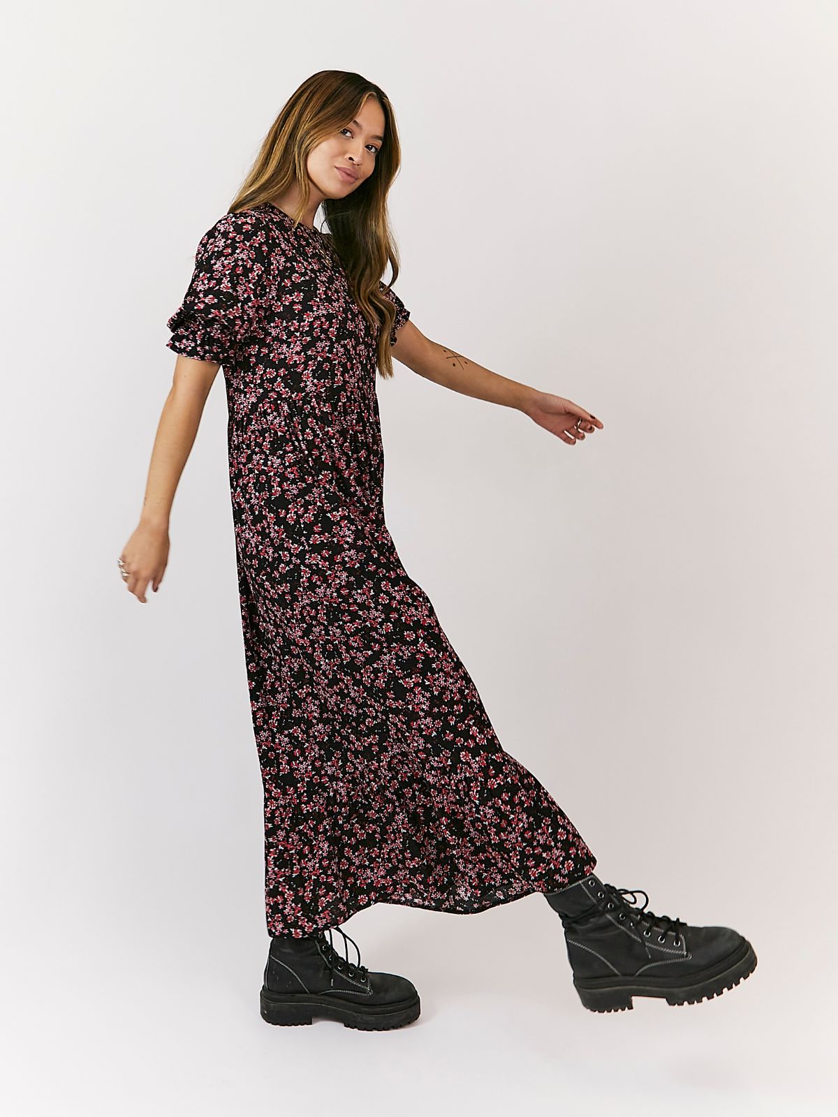 Kaylee Smock Tiered Midi Dress / Dark Floral