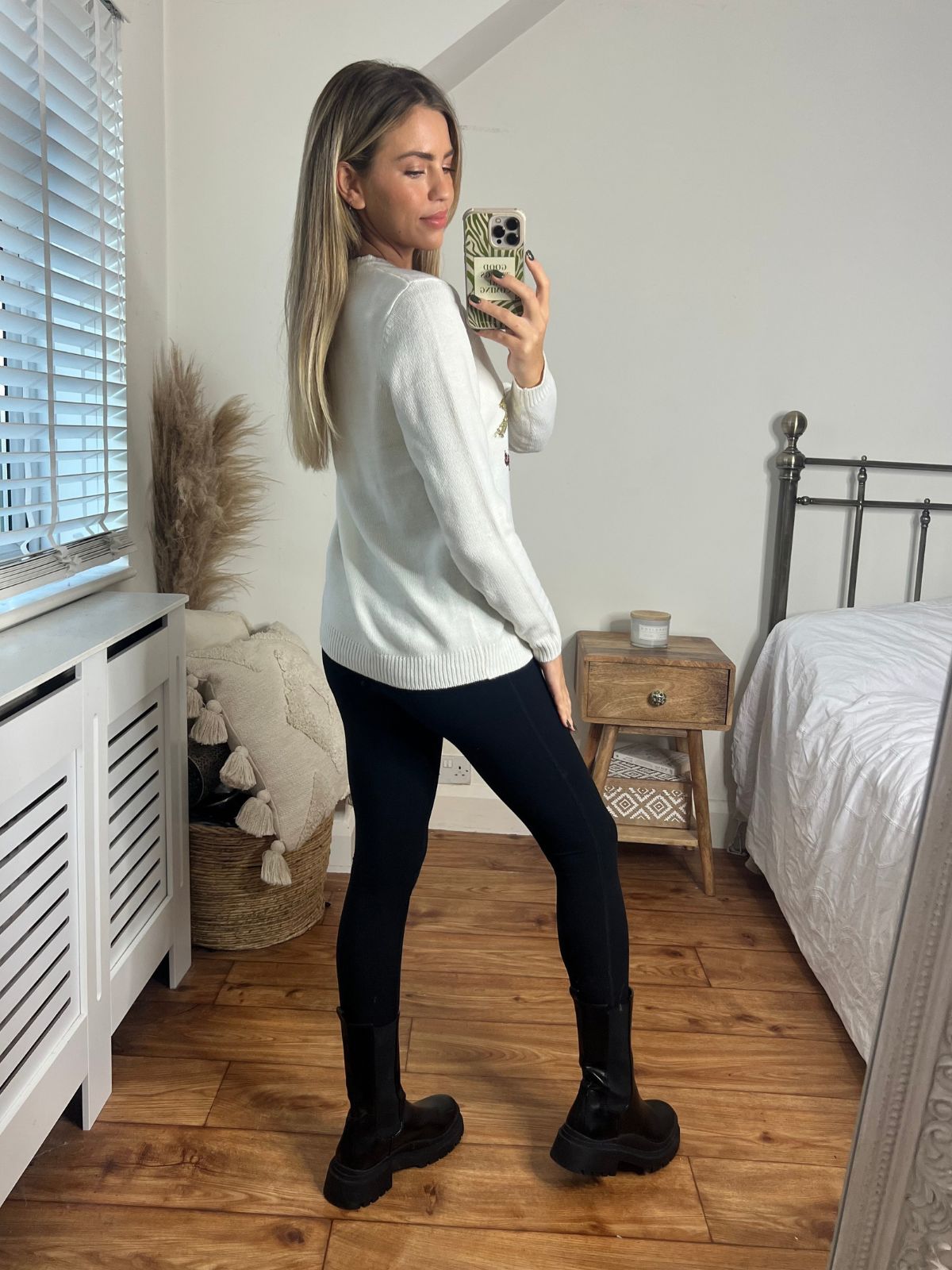 'Merry Kissmas' Robins Sequin Jumper / Cream