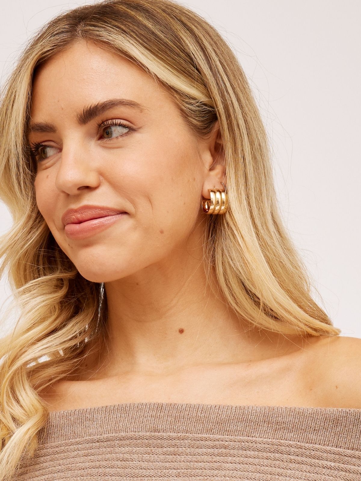 Medium Huggie Earrings / Gold